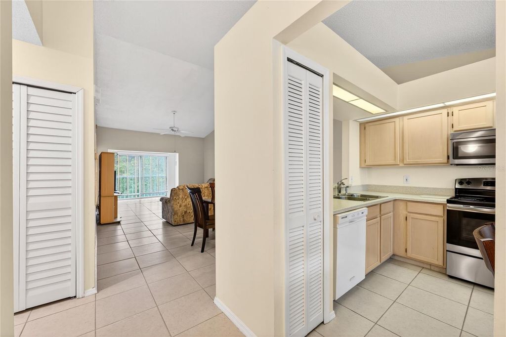 Image 5 of property listing at 13917 TIMBERLAND DRIVE 201, Orlando, FL 32824