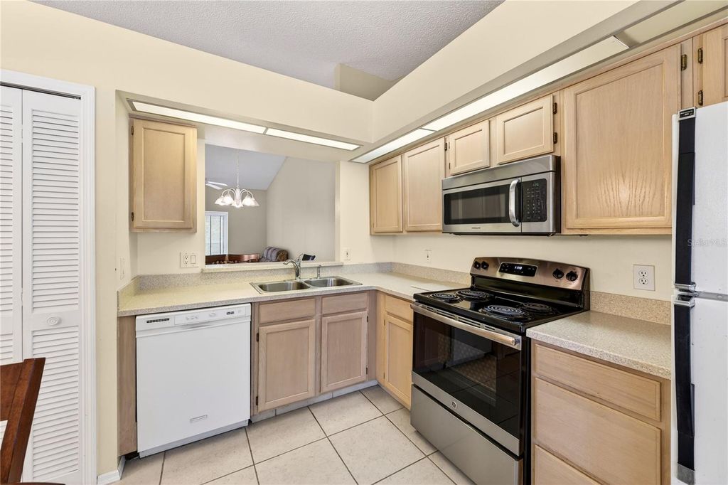 Image 8 of property listing at 13917 TIMBERLAND DRIVE 201, Orlando, FL 32824