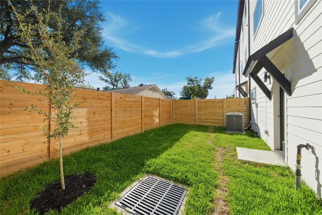 10929 Ivyridge Drive B, Houston, TX 77043