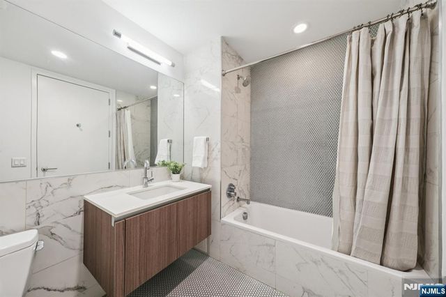 160 1st Street 1111, Jersey City, NJ 07302