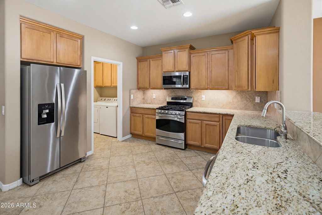 Image 7 of property listing at 27301 W MOHAWK Lane, Buckeye, AZ 85396