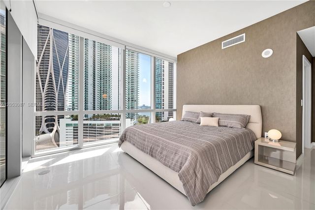 851 NE 1st Ave 1701, Miami, FL 33132