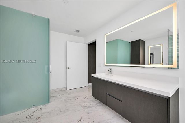 851 NE 1st Ave 1701, Miami, FL 33132
