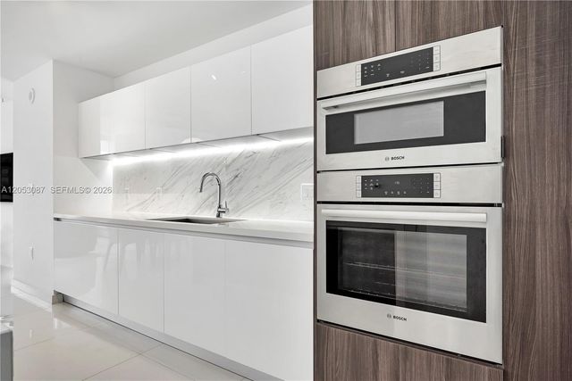 851 NE 1st Ave 1701, Miami, FL 33132