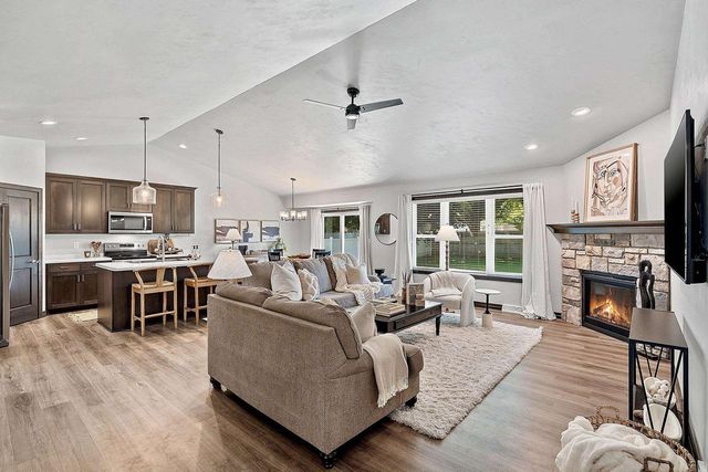1285 CLEMENTINE ROAD, Howard, WI 54313