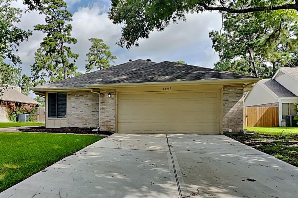 8607 Pines Place Drive, Humble, TX 77346