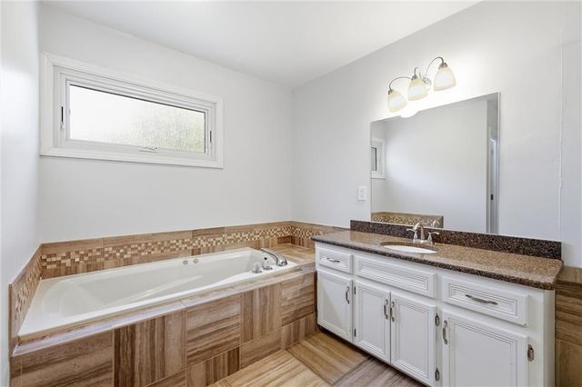 10304 NW 85th Court, Kansas City, MO 64153