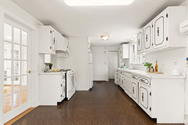 42 Glendale Rd, Sharon, MA 02067