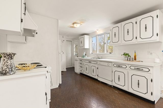 42 Glendale Rd, Sharon, MA 02067