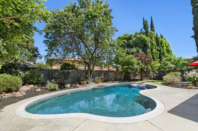 4921 Olive Oak Way, Carmichael, CA 95608