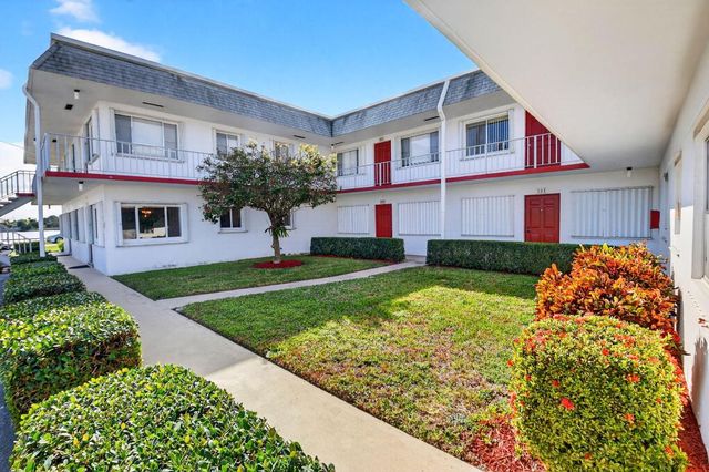 3320 Lake Osborne Drive 102, Lake Worth Beach, FL 33461