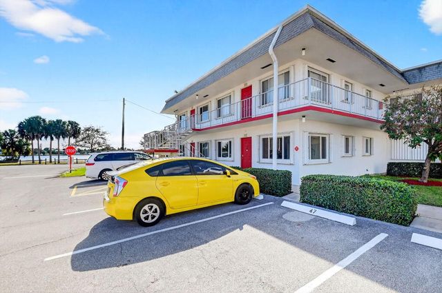 3320 Lake Osborne Drive 102, Lake Worth Beach, FL 33461