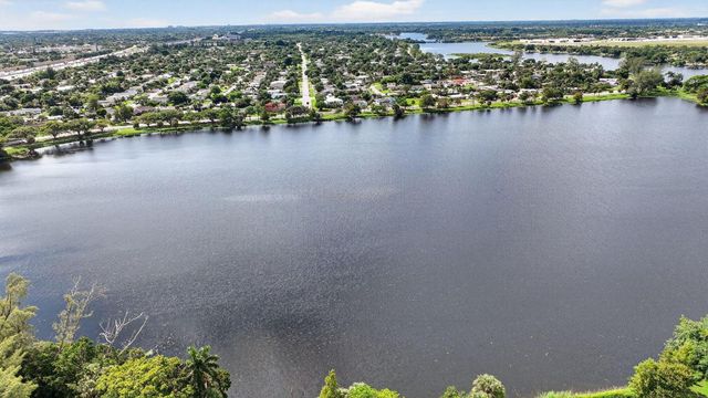 3320 Lake Osborne Drive 102, Lake Worth Beach, FL 33461