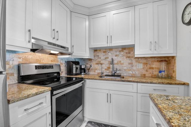 3320 Lake Osborne Drive 102, Lake Worth Beach, FL 33461