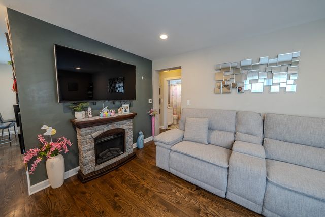 5650 S Newland Avenue, Chicago, IL 60638