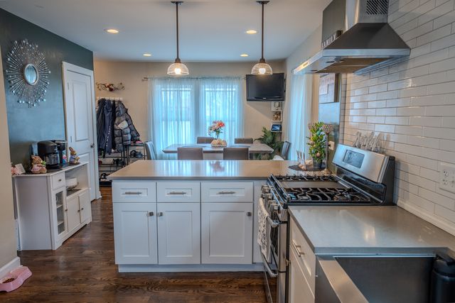 5650 S Newland Avenue, Chicago, IL 60638