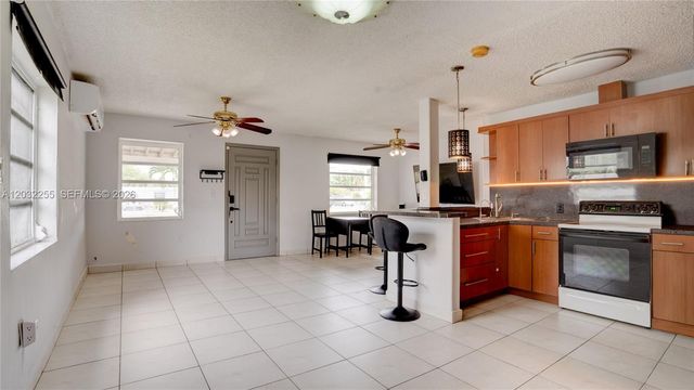 9840 SW 48th St, Miami, FL 33165