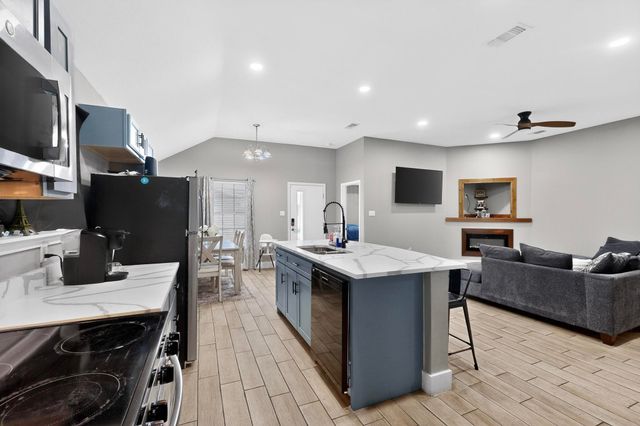 1006 W Brown Street, Ennis, TX 75119