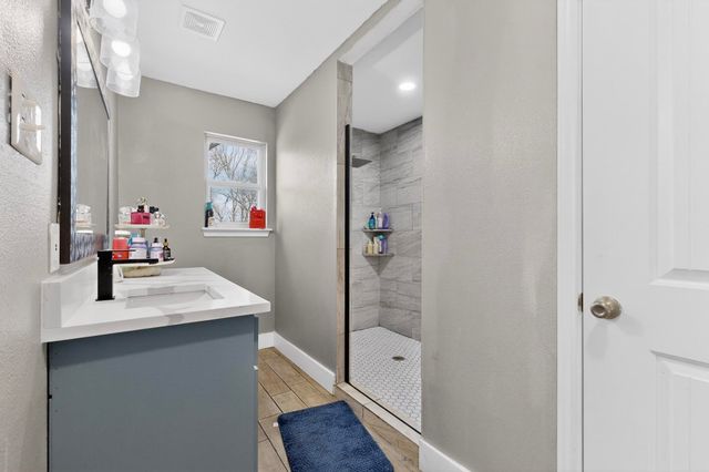 1006 W Brown Street, Ennis, TX 75119