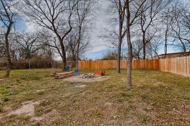 1006 W Brown Street, Ennis, TX 75119