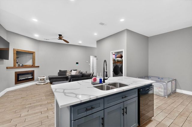 1006 W Brown Street, Ennis, TX 75119