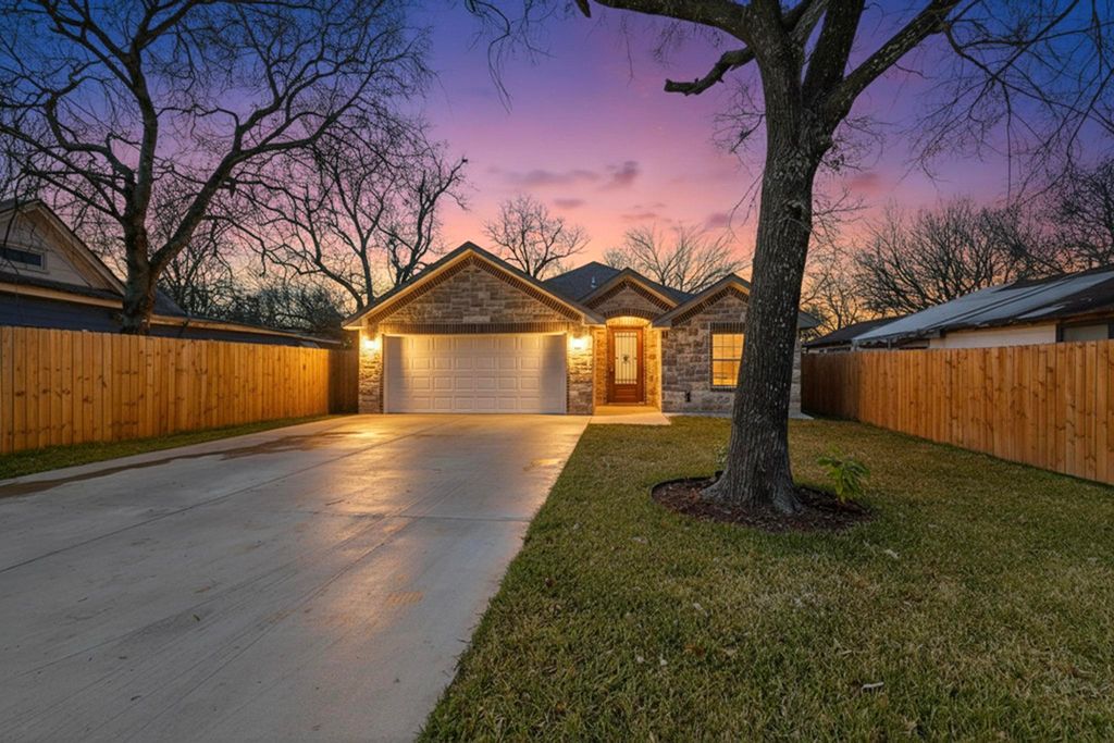 1006 W Brown Street, Ennis, TX 75119