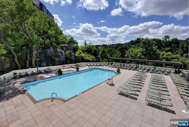 250 Gorge 21B, Cliffside Park, NJ 07010