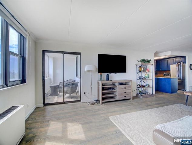 250 Gorge 21B, Cliffside Park, NJ 07010
