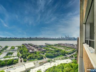 250 Gorge 21B, Cliffside Park, NJ 07010