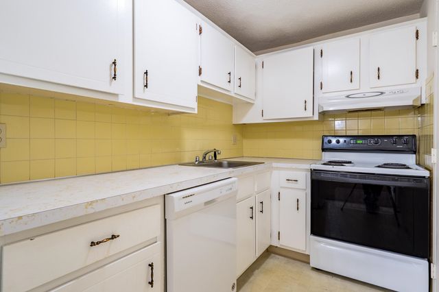 5 Silvestri Cir Unit 4, Derry, NH 03038