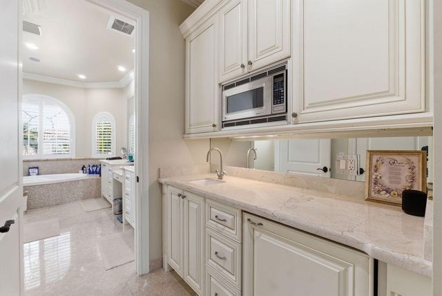 2221 NE 48th Court, Lighthouse Point, FL 33064