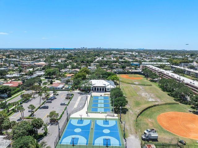 2221 NE 48th Court, Lighthouse Point, FL 33064