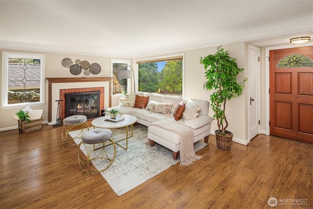 7812 Stone Avenue N, Seattle, WA 98103
