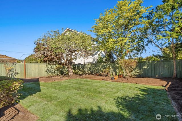 7812 Stone Avenue N, Seattle, WA 98103