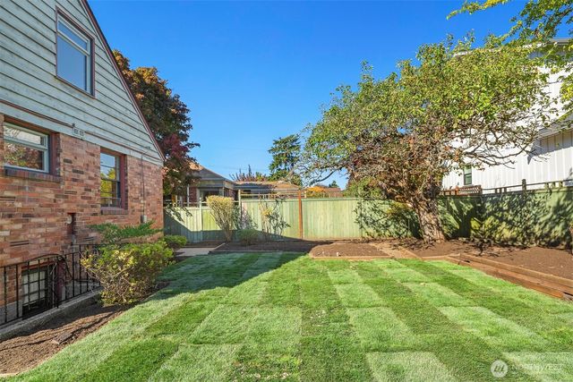 7812 Stone Avenue N, Seattle, WA 98103