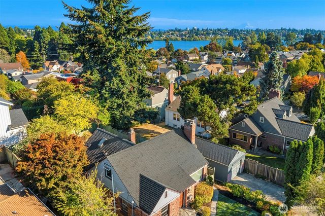 7812 Stone Avenue N, Seattle, WA 98103