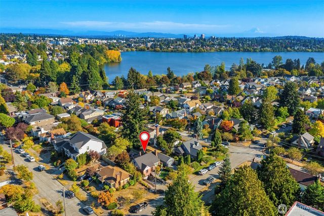 7812 Stone Avenue N, Seattle, WA 98103