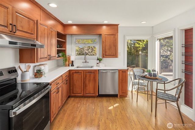 7812 Stone Avenue N, Seattle, WA 98103