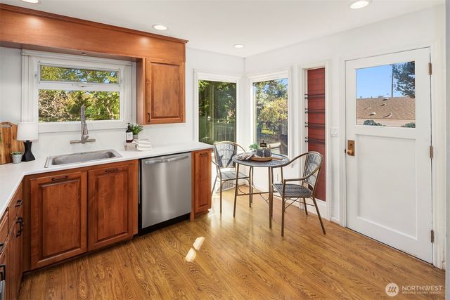 7812 Stone Avenue N, Seattle, WA 98103