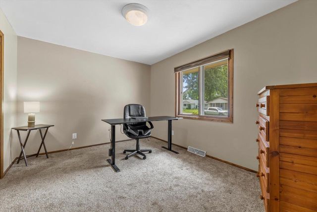 4440 S Rachel LANE, New Berlin, WI 53151