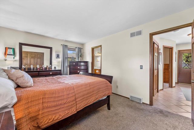 4440 S Rachel LANE, New Berlin, WI 53151
