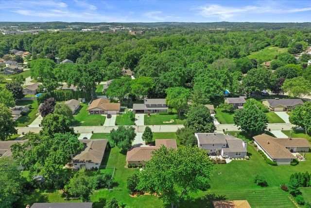 4440 S Rachel LANE, New Berlin, WI 53151