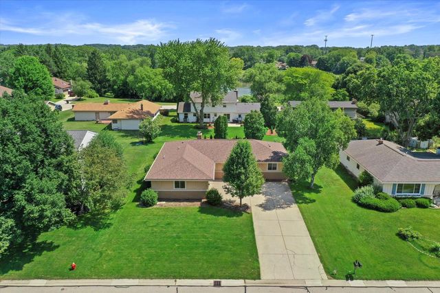 4440 S Rachel LANE, New Berlin, WI 53151