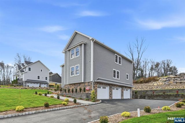 33 Eagles Nest Terrace, West Milford, NJ 07480