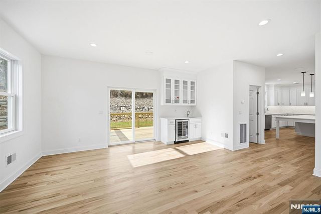 33 Eagles Nest Terrace, West Milford, NJ 07480