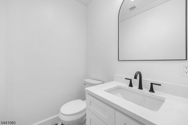 18 Orchard St, Pompton Lakes Boro, NJ 07442