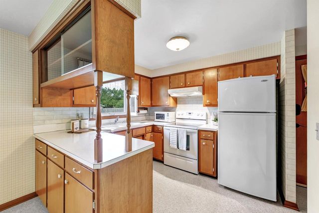 1172 ALICE DRIVE, Green Bay, WI 54304