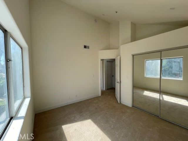 9400 Aqueduct Avenue, North Hills, CA 91343