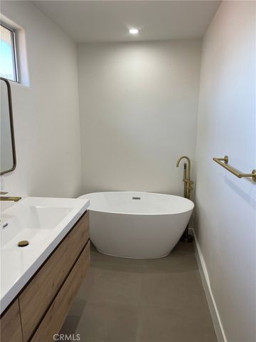 9400 Aqueduct Avenue, North Hills, CA 91343