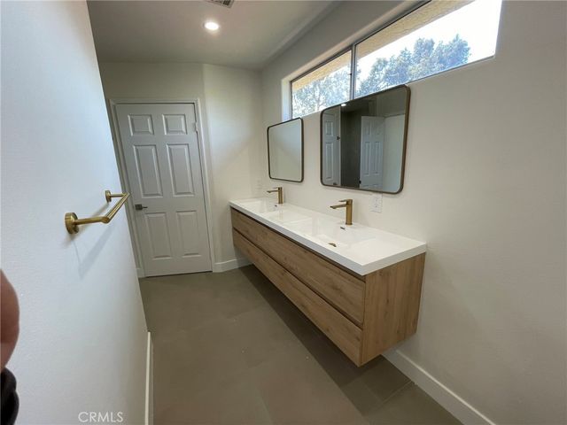 9400 Aqueduct Avenue, North Hills, CA 91343